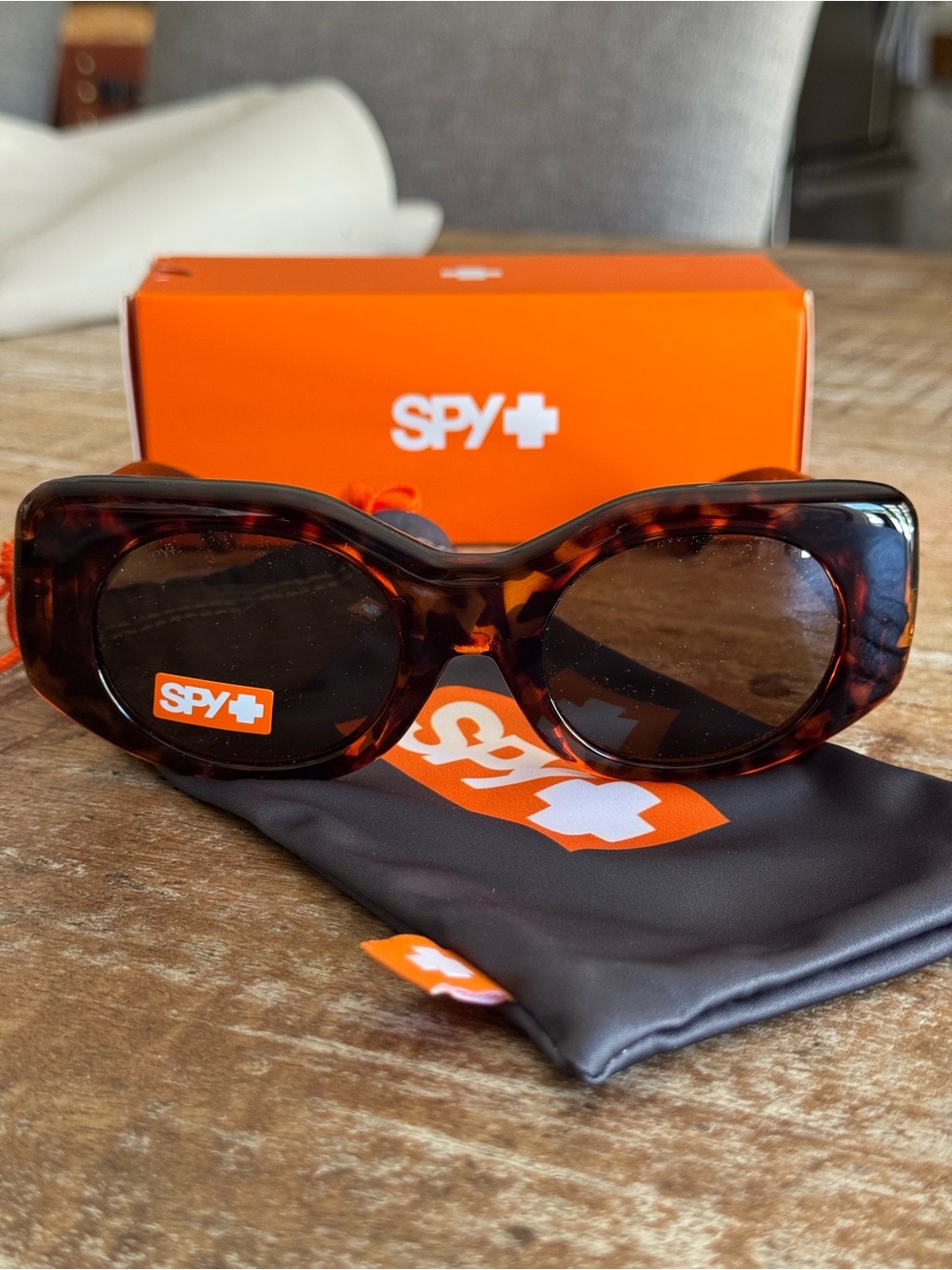 SPY Hangout Sunglasses Tortoise Frame dark Lenses NWT + Box & Dust Bag